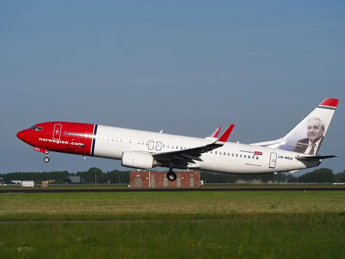 Norwegian-fly tar av fra rullebanen