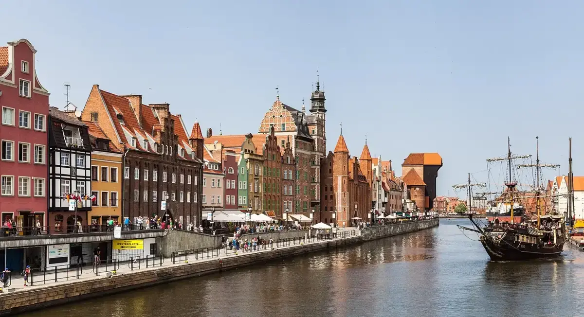 Fargerike hus langs elva Motława i Gdańsk