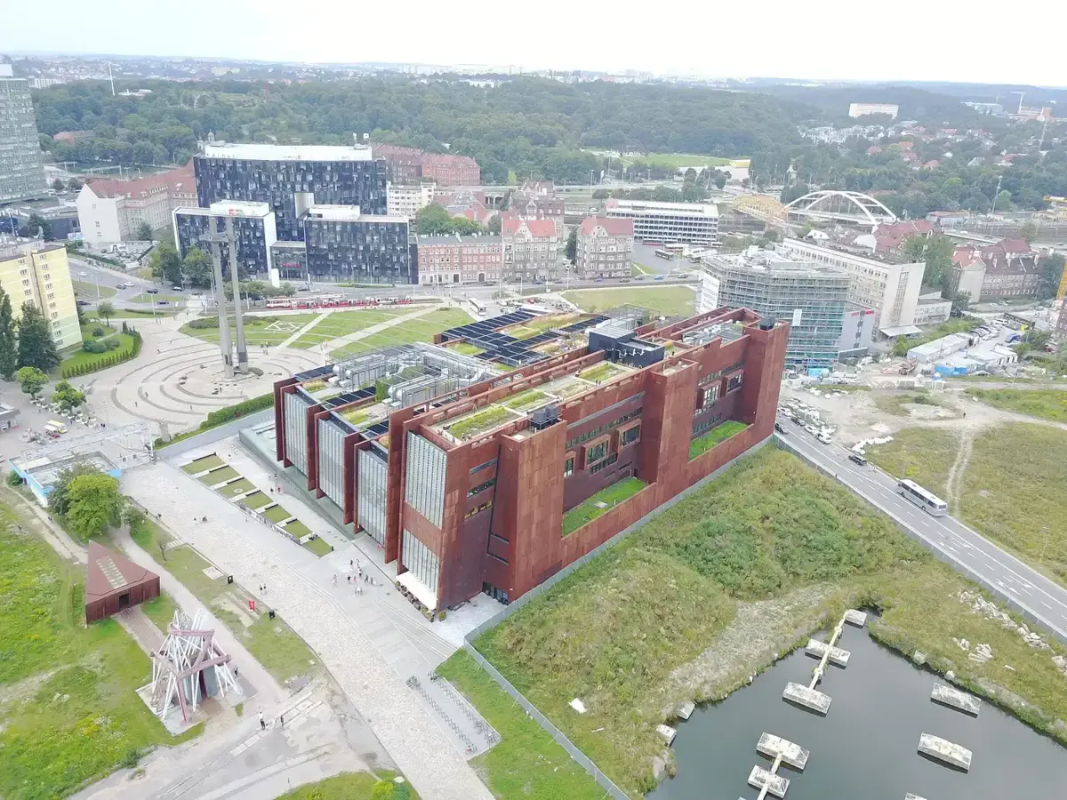 Det europeiske solidaritetssenteret og verftet i Gdańsk