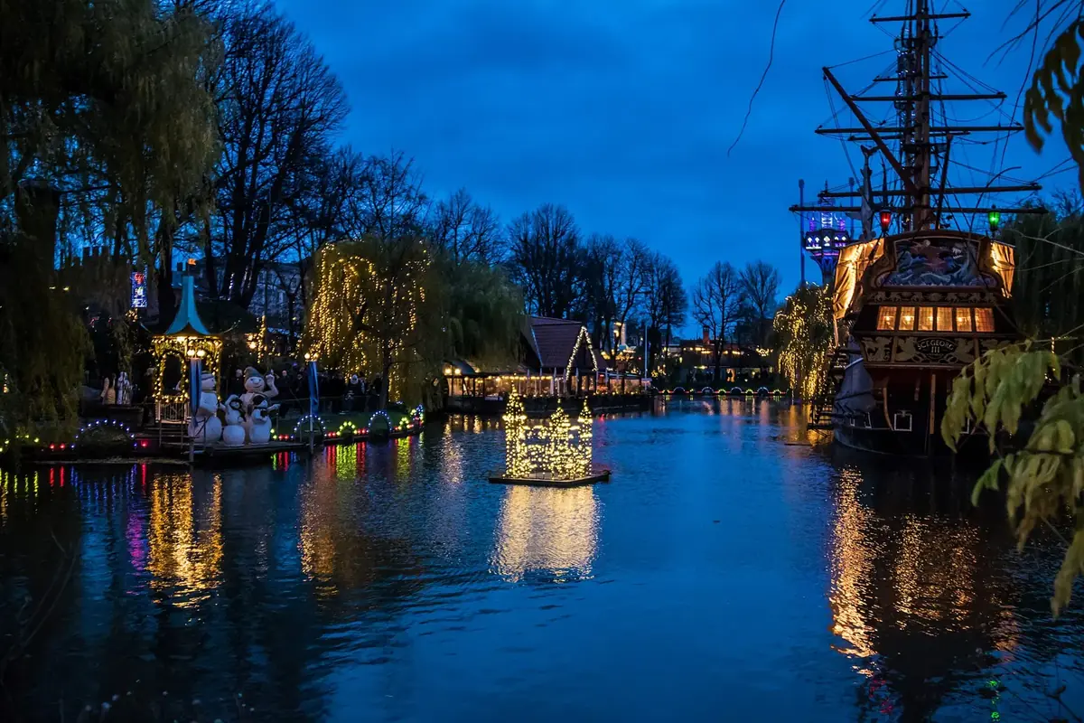Julelys over dammen i Tivoli i København