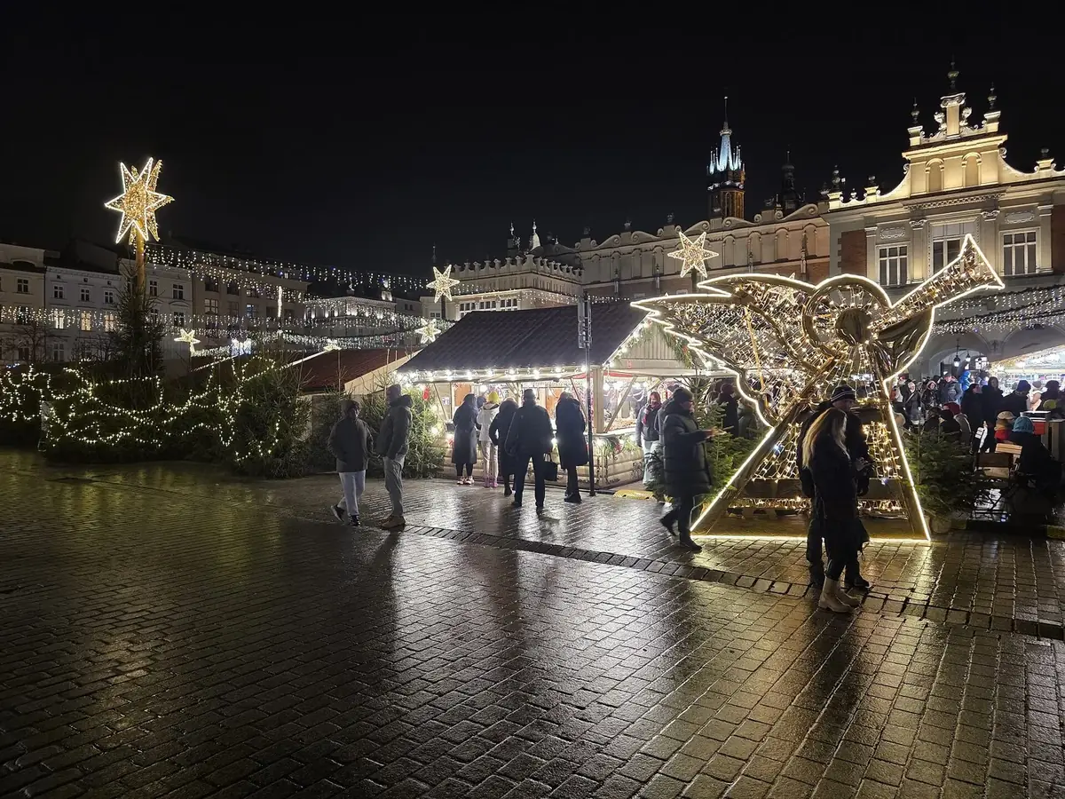 Julemarkedet på Rynek Główny i Kraków om kvelden