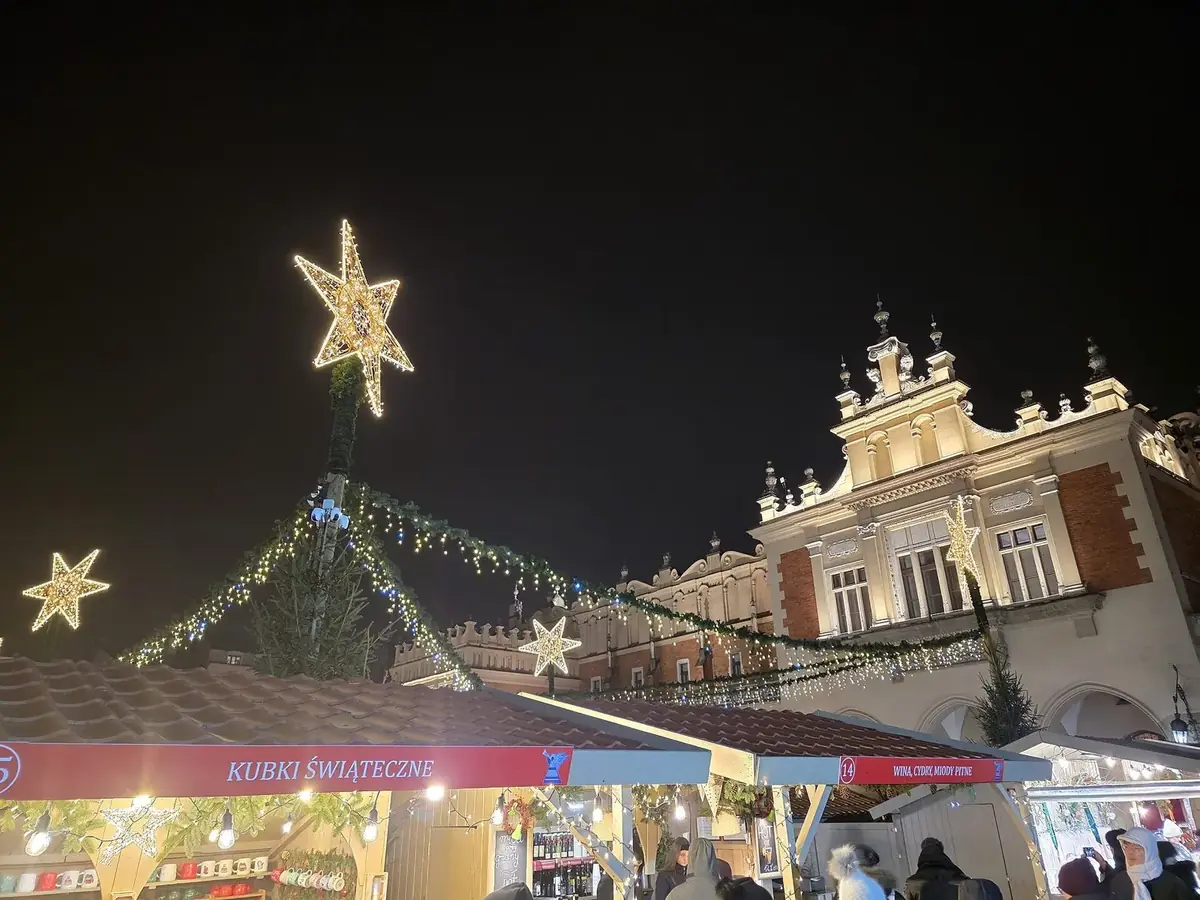 Julestjerner og boder foran Tøyhallen (Sukiennice) på Rynek Główny