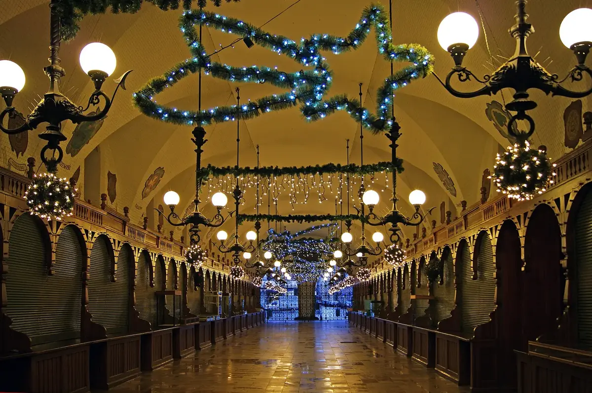 Julepyntet i Tøyhallen (Sukiennice) på Hovedtorget i Krakow