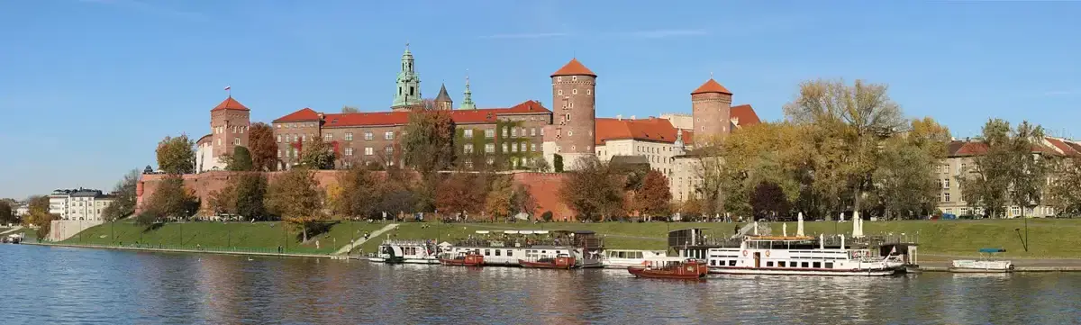 Wawel-slottet sett fra elva Wisła i Krakow