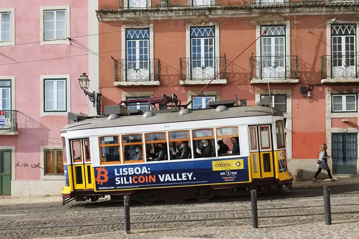 Gul trikk i Alfama, Lisboa
