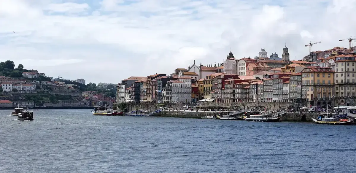 Ribeira i Porto sett fra Gaia over elva Douro