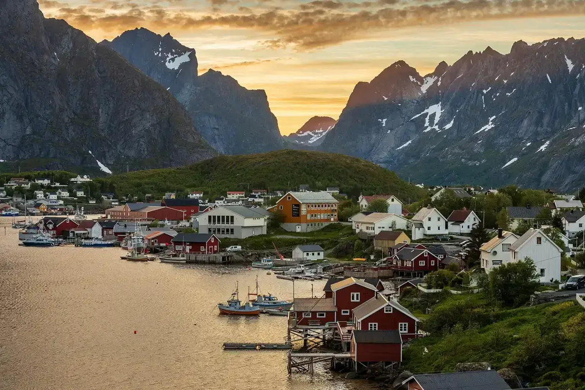 Husene i Reine i Lofoten med fjell i bakgrunnen
