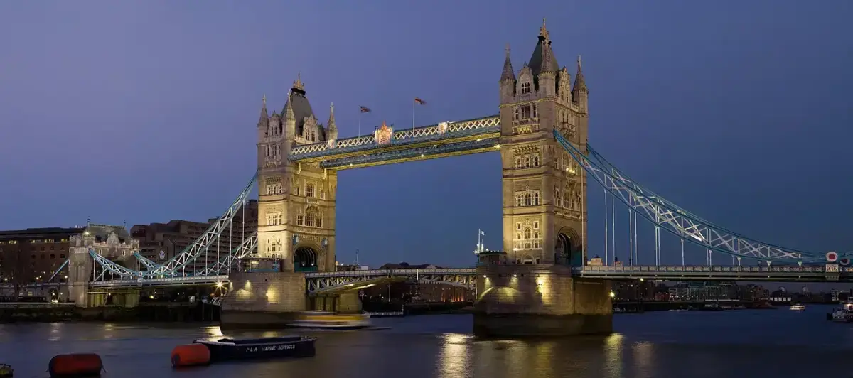 Tower Bridge i London i skumringen