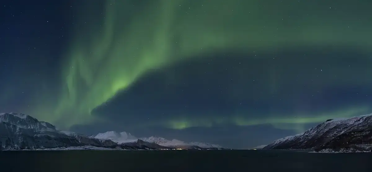 Nordlys over Lyngenfjorden i mars