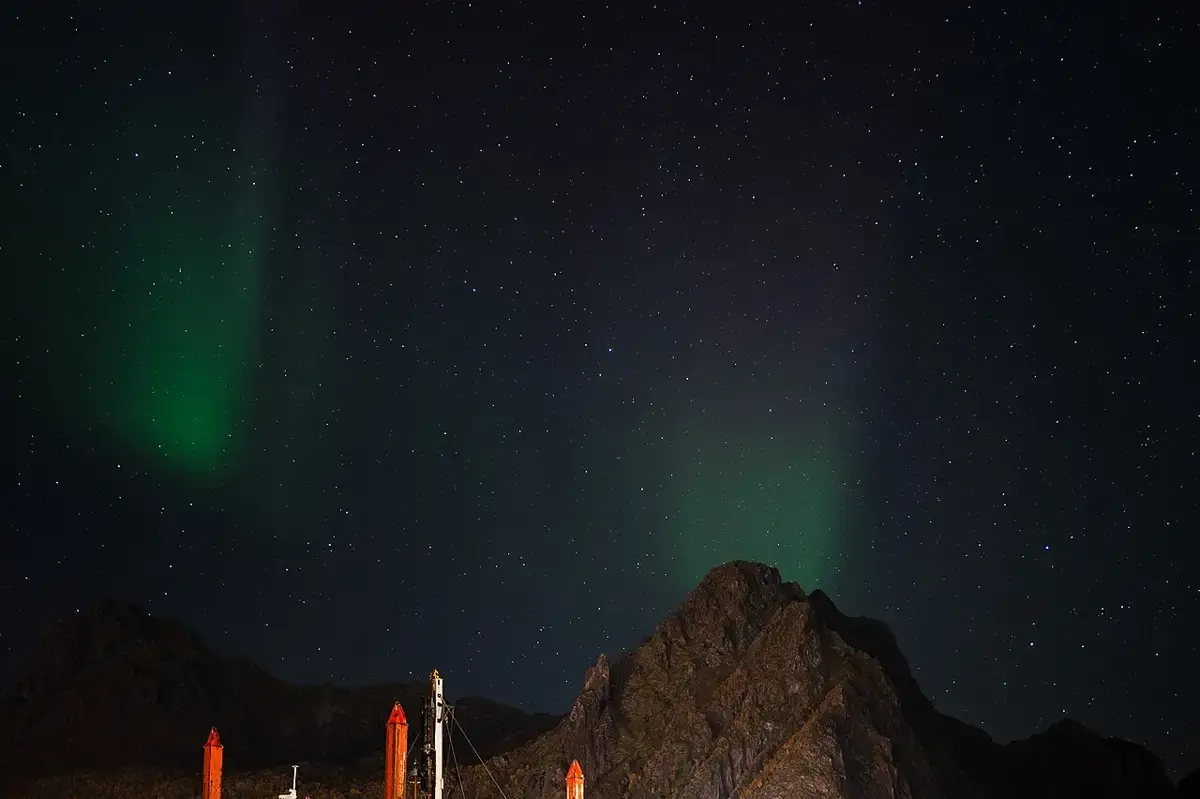 Nordlys over Svolværgeita i Lofoten