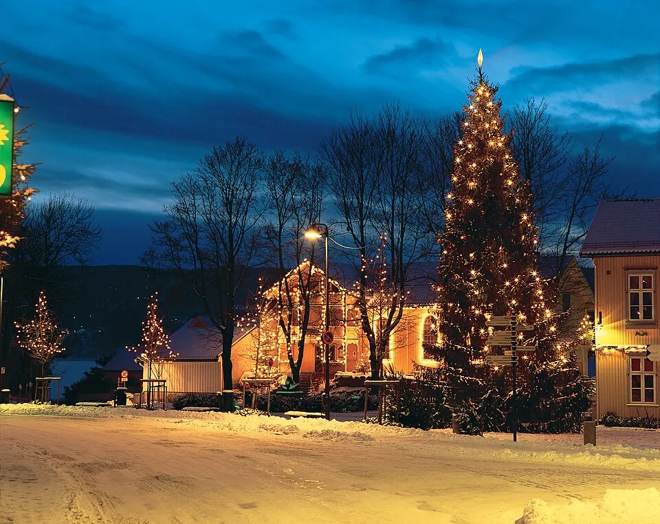Juletre og julebelysning på torget i Drøbak