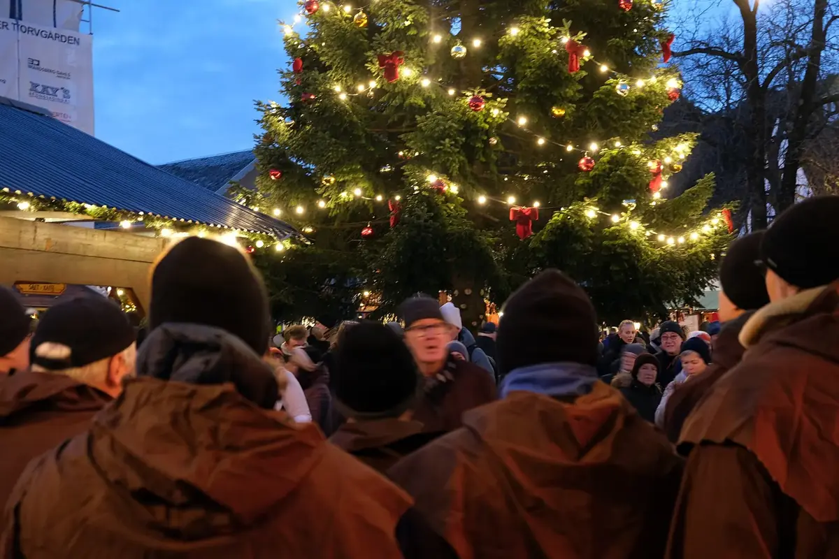 Juletre og publikum på julemarkedet i Egersund, desember 2023