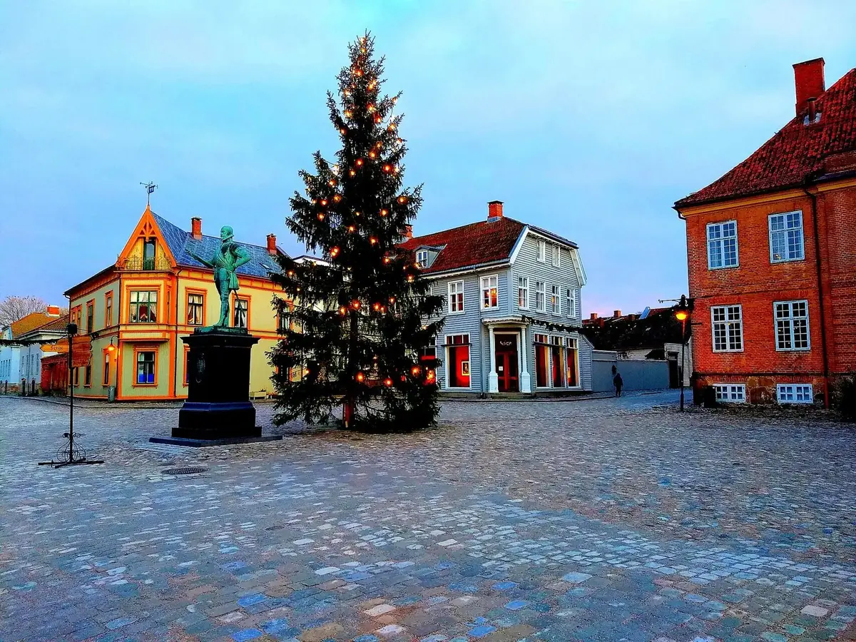 Juletre på torget i Gamlebyen i Fredrikstad, 1. juledag 2019