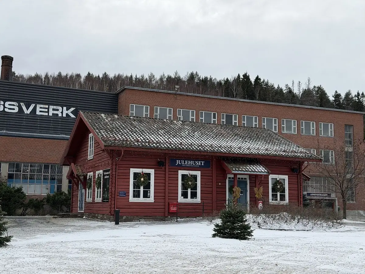 Julehuset på Hadeland Glassverk i snø, januar 2026