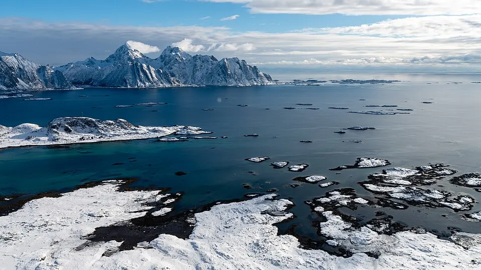 Utsikt mot Henningsvær i Lofoten om vinteren