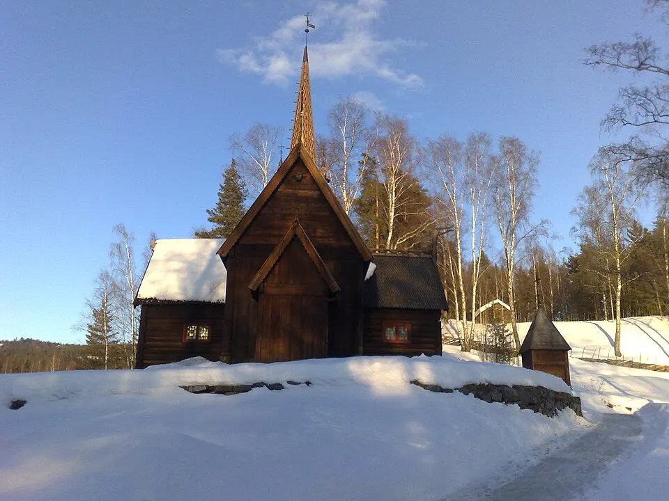 Garmo stavkirke på Maihaugen i snø
