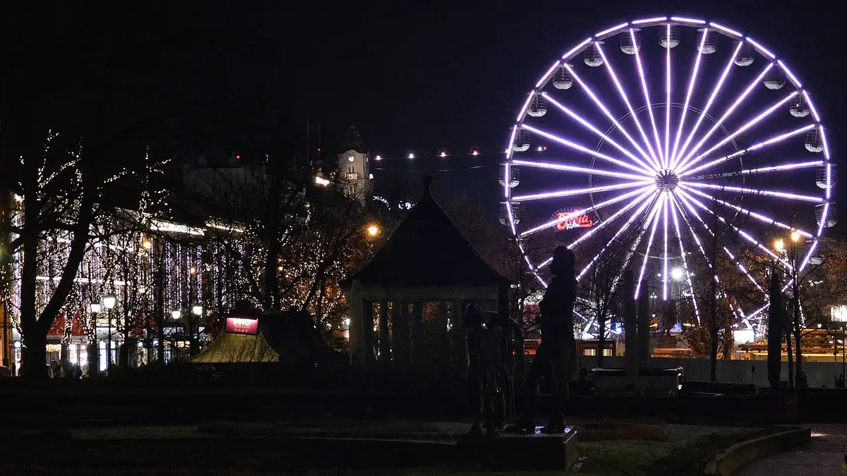 Pariserhjul opplyst i mørket i Oslo sentrum, 23. desember 2020