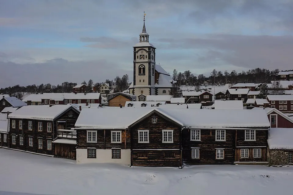 Røros kirke i snø, desember 2023