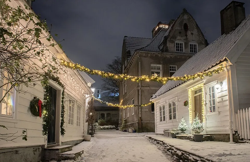 Julepyntede trehus i Gamle Stavanger en vinterkveld
