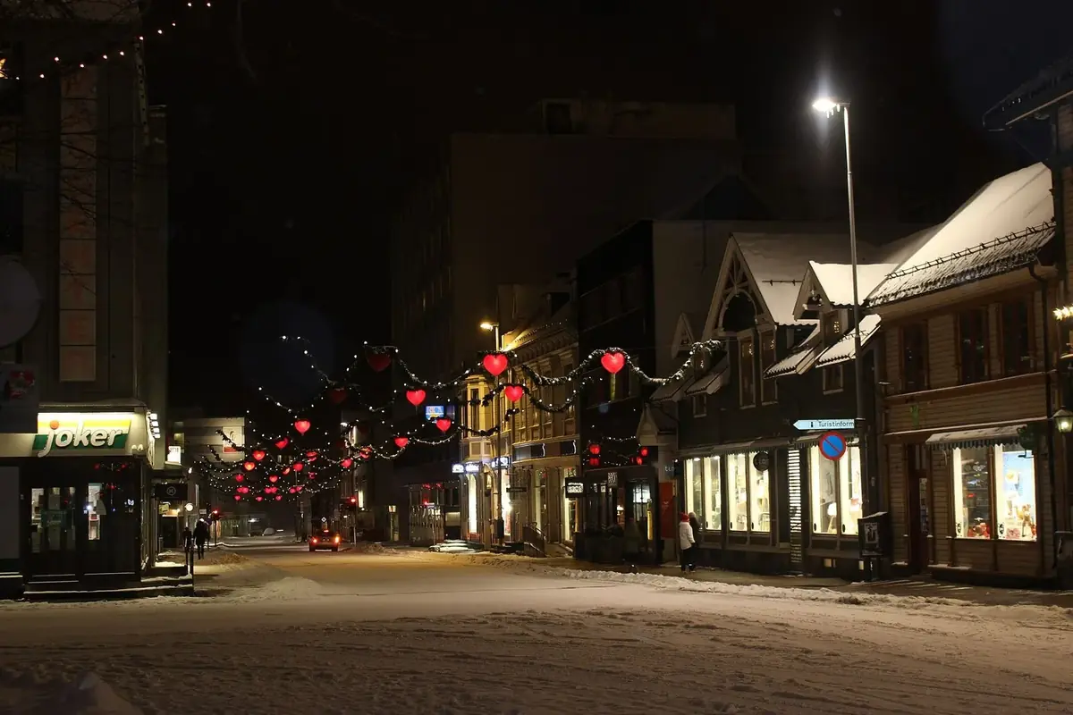 Julelys og snø i Tromsø sentrum, 1. juledag 2014