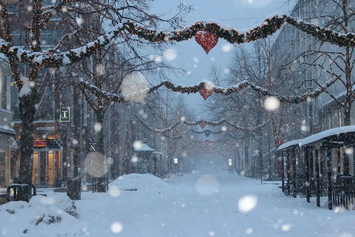 Julepynt og snø i en gate i Trondheim, desember 2014