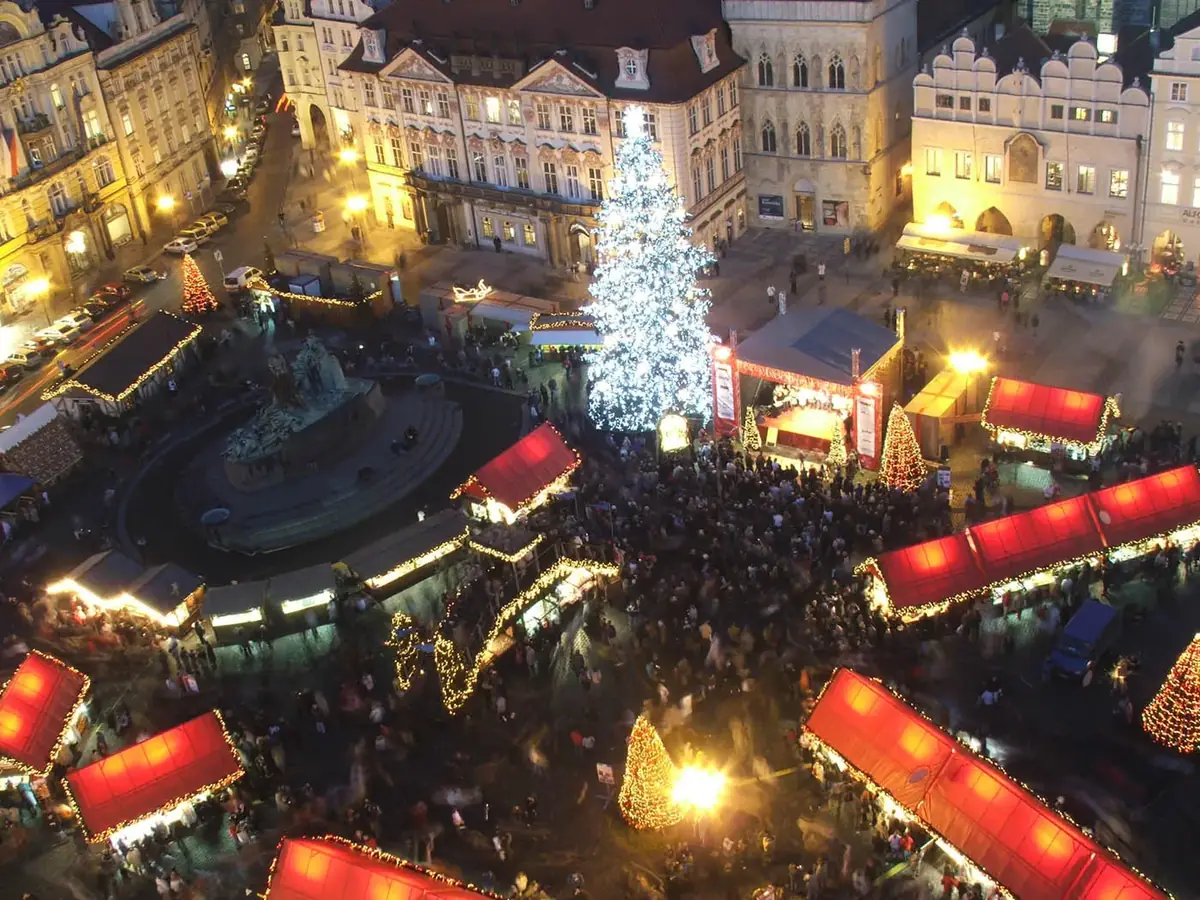 Julemarkedet på Gamlebytorget i Praha sett ovenfra