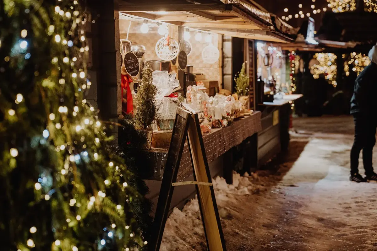 Boder med julelys og snø på julemarkedet i Riga