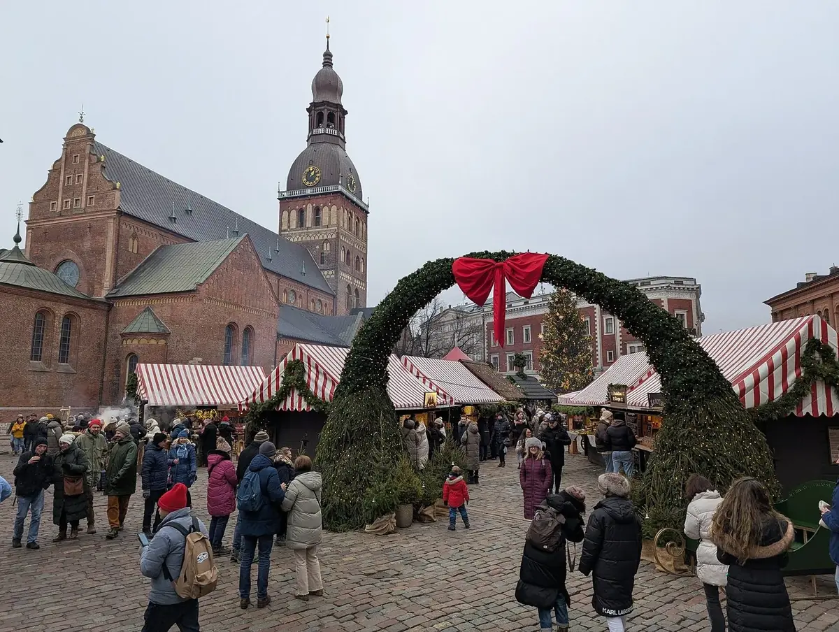 Julemarkedet på Domplassen i Riga med domkirken bak