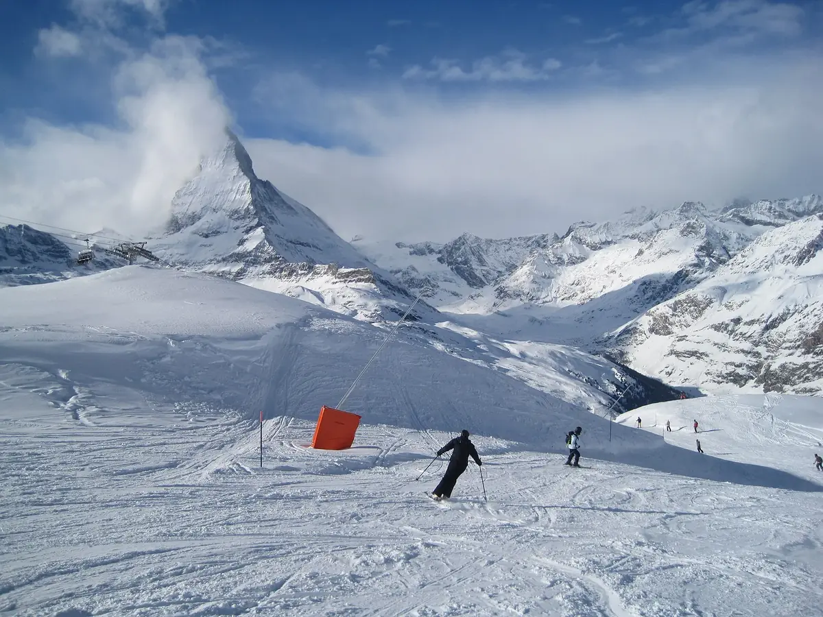Skiløper i bakken under Matterhorn i Zermatt