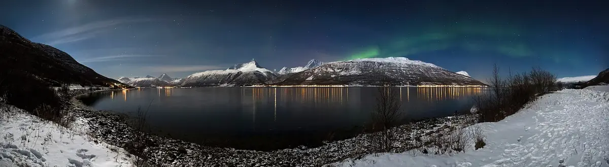 Nordlys over Storfjorden og Lyngsalpene i mars