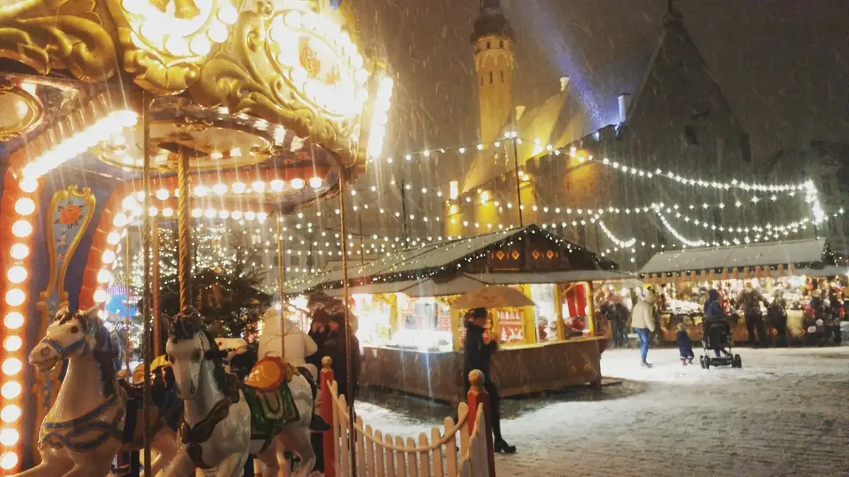 Karusell og boder på julemarkedet i Tallinn