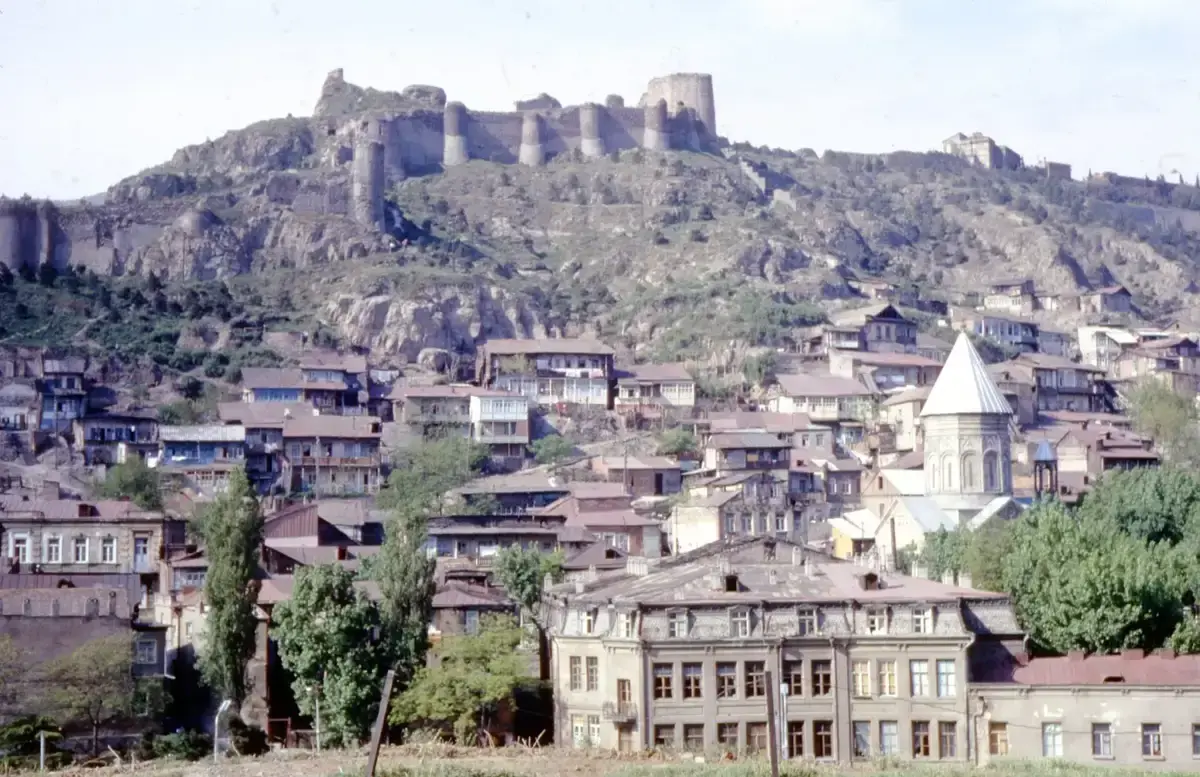 Gamlebyen i Tbilisi med Narikala-festningen