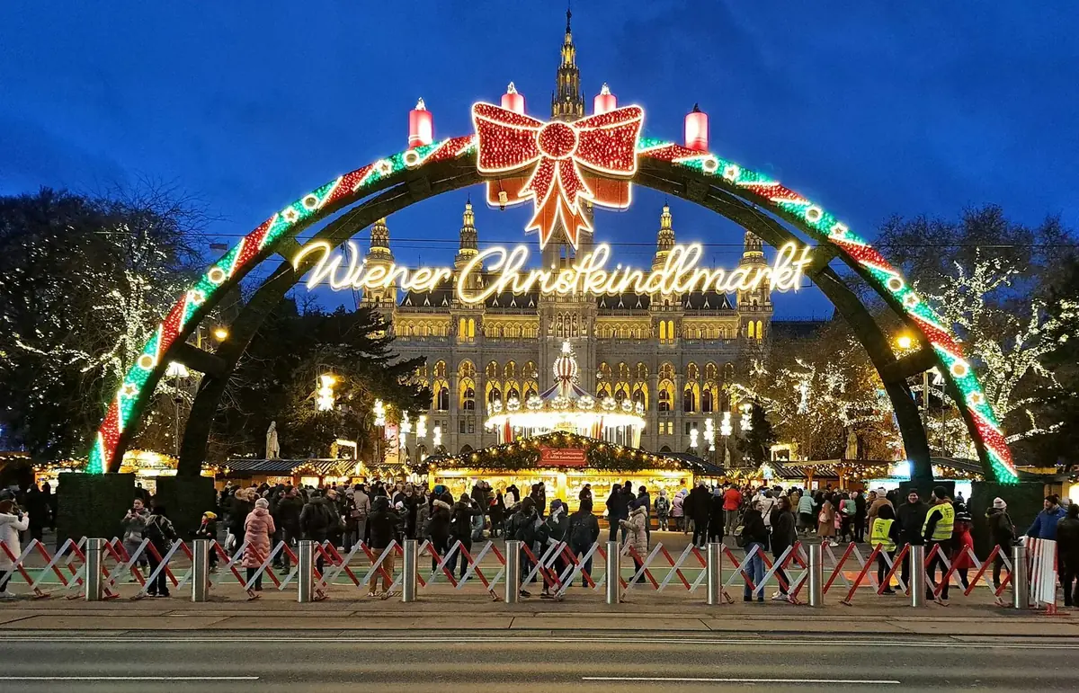 Inngangsbuen til Wiener Christkindlmarkt foran rådhuset