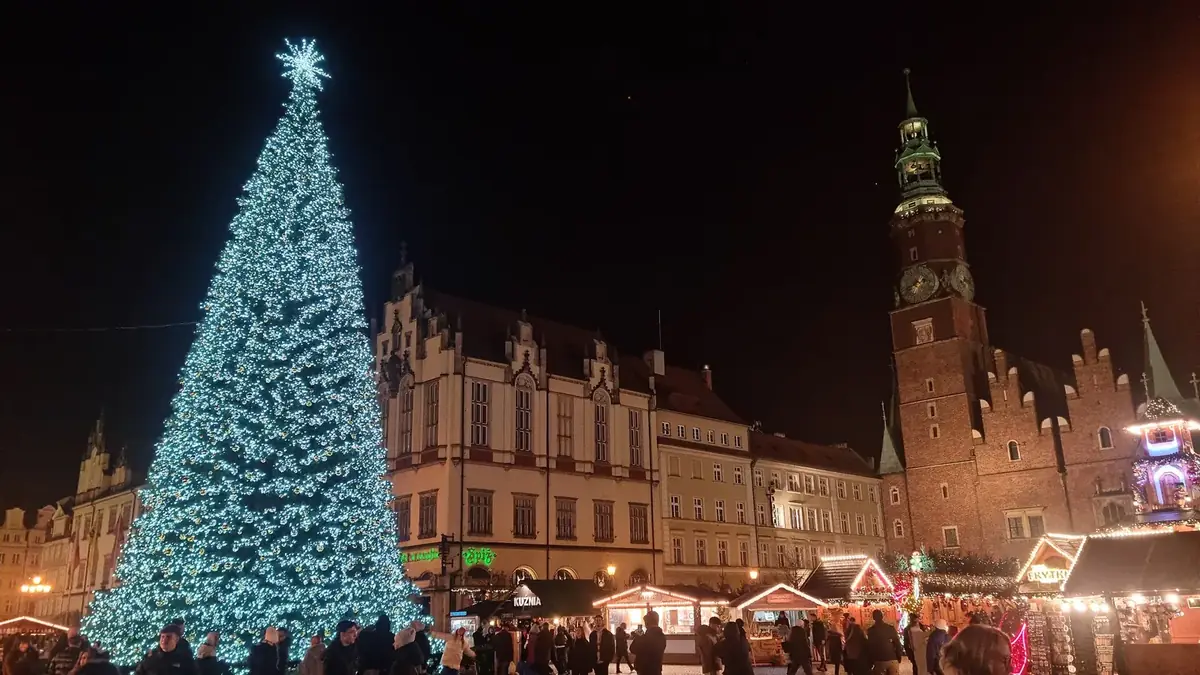 Stort juletre og boder på Rynek i Wrocław om kvelden