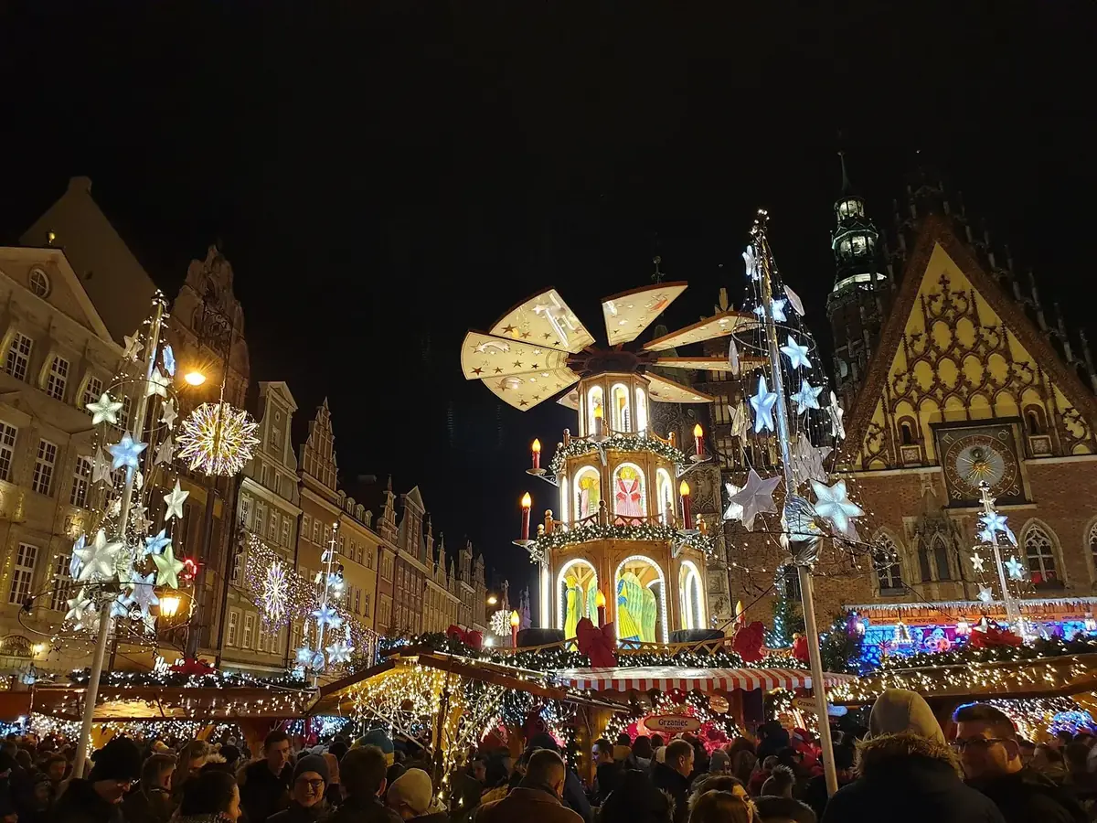 Julepyramide og boder på julemarkedet i Wrocław om kvelden