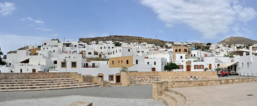 Akropolis og hvite hus i Lindos på Rhodos