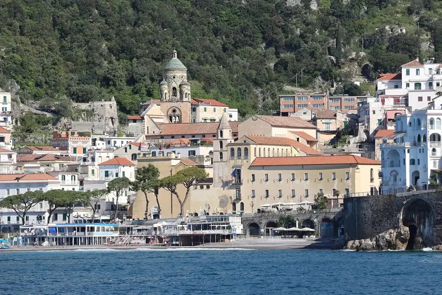 Fargerike hus i Amalfi ved havet