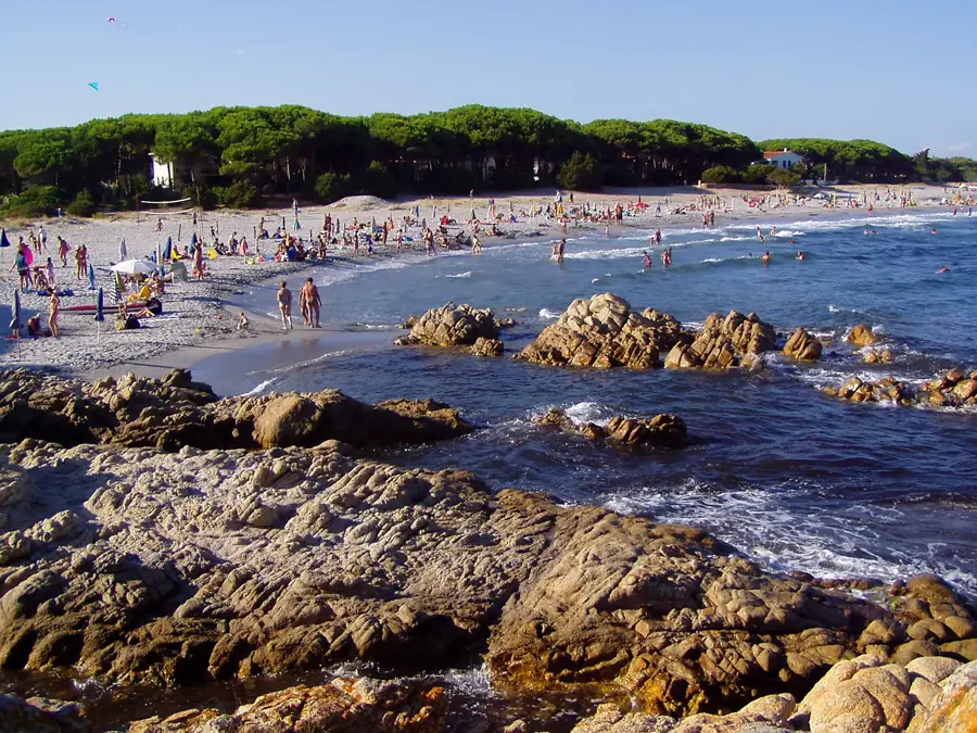 Strand og klipper på Sardinia