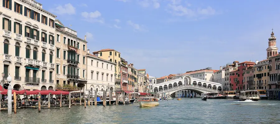 Canal Grande og Rialtobroen i Venezia