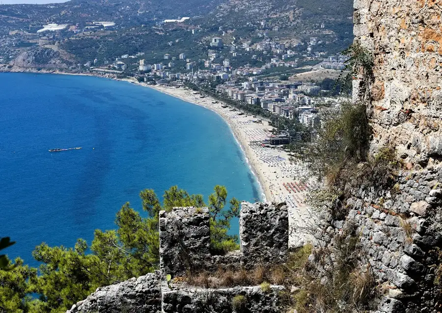 Strand og festningsklippe i Alanya