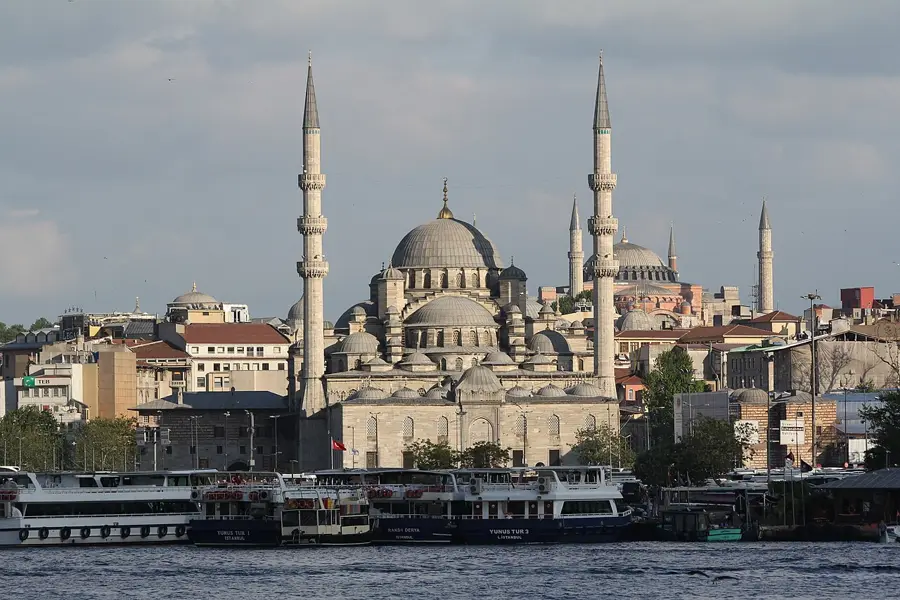 Den nye moskeen i Istanbul sett fra Bosporos
